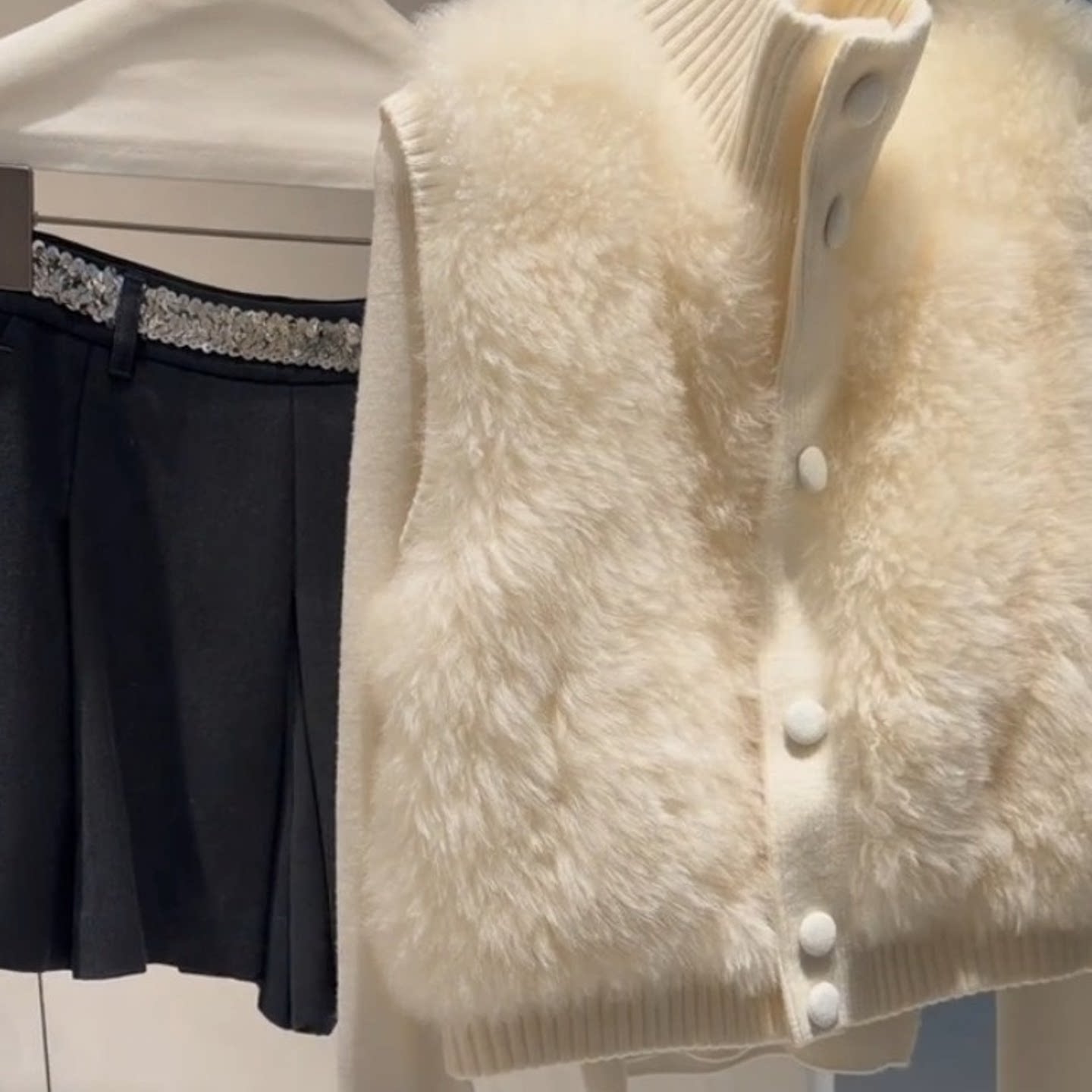 白色毛绒马甲女外穿冬时髦洋气轻奢高端巨好看针织拼接马夹厚外套,淘宝优惠券,粉丝福利购,淘宝优惠卷