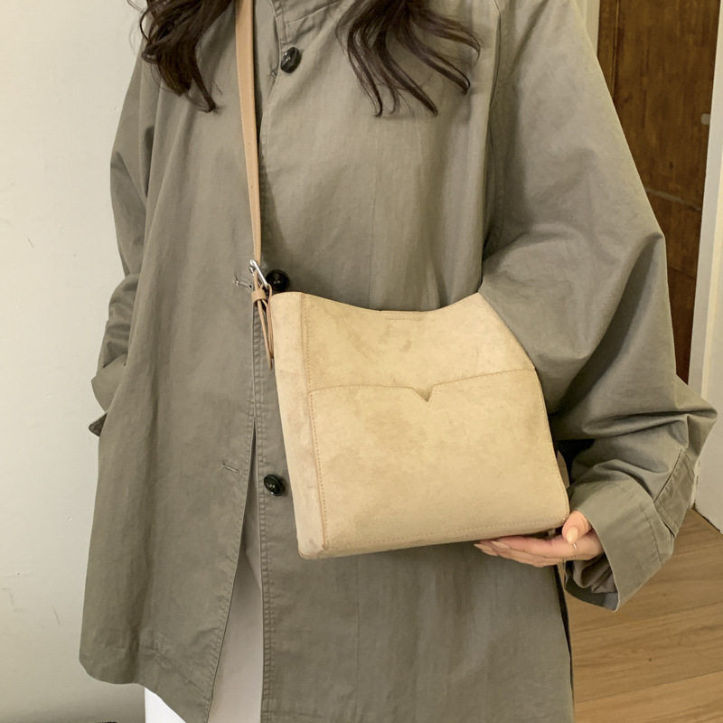 大容量复古磨砂水桶包女2025冬季新款小众通勤单肩包麂皮绒斜挎包,淘宝优惠券,粉丝福利购,淘宝优惠卷