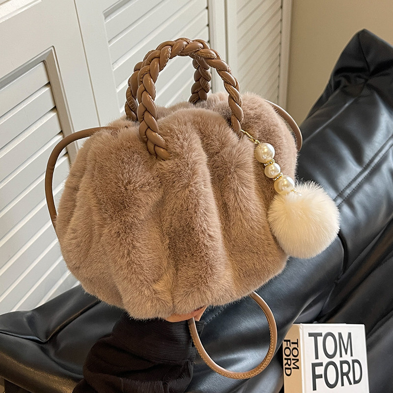 毛绒绒包包女春夏百搭2025新款小众设计斜挎包爆款手提褶皱毛毛包,淘宝优惠券,粉丝福利购,淘宝优惠卷