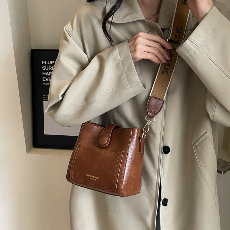 高级感水桶包包女2026新款潮韩版时尚百搭宽肩带斜挎包休闲单肩包,淘宝优惠券,粉丝福利购,淘宝优惠卷