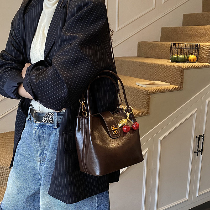 手拎上班通勤包包女式2025新款秋冬轻奢小众高级感复古斜挎水桶包,淘宝优惠券,粉丝福利购,淘宝优惠卷
