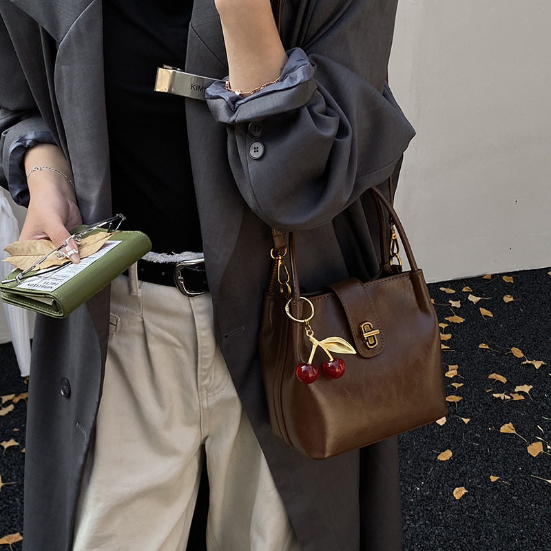 手拎上班通勤包包女式2025新款秋冬轻奢小众高级感复古斜挎水桶包,淘宝优惠券,粉丝福利购,淘宝优惠卷