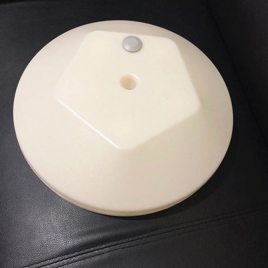 Наполненная водой большая арка из воздушных шаров для вечеринок в торговом центре