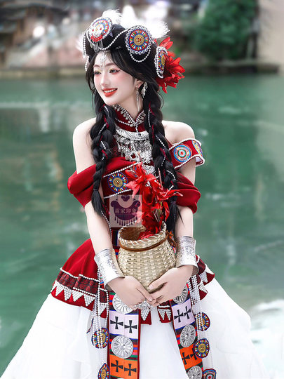新款少数民族纳西族服饰苗疆爆款摄影苗族红色少女套装高端旅拍服