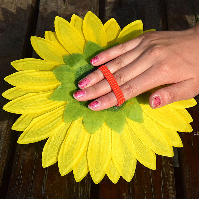 Sunflower dance children's opening ceremony props holding flowers