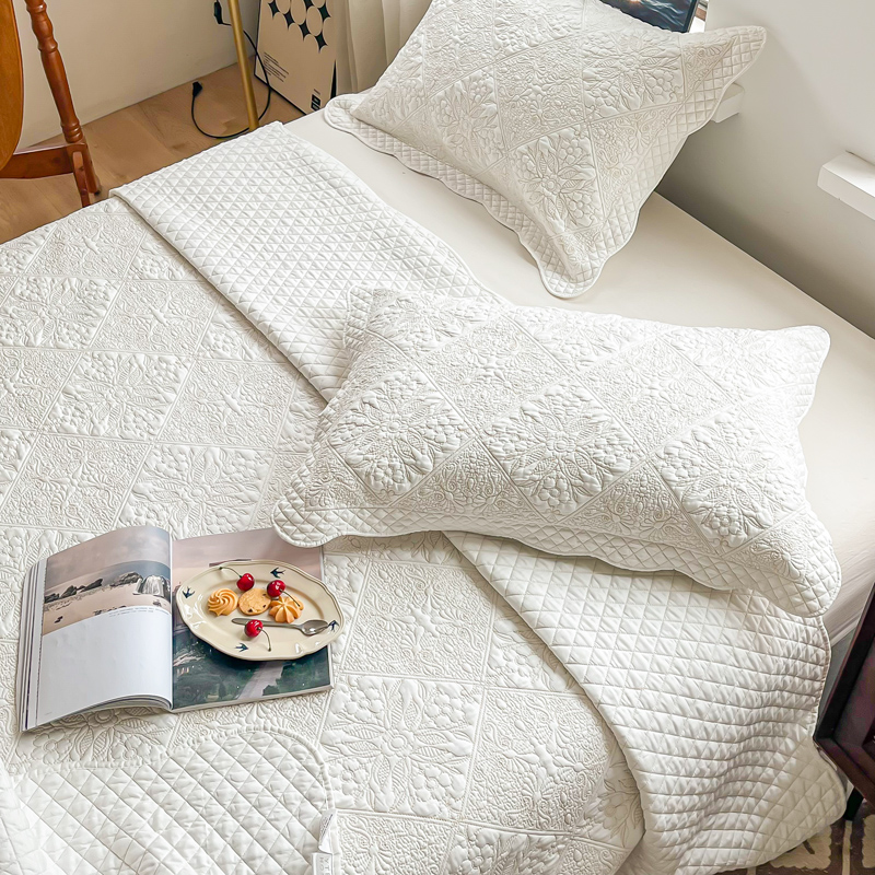 白色绣花绗缝被床单三件套夹棉空调被床盖带裙边防尘刺绣单件床罩-图0