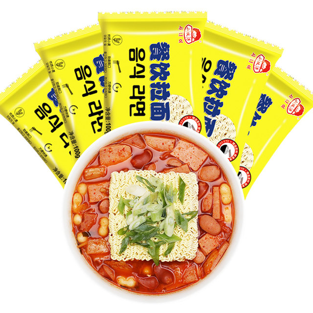 Young Man Catering Malatang Instant Noodles