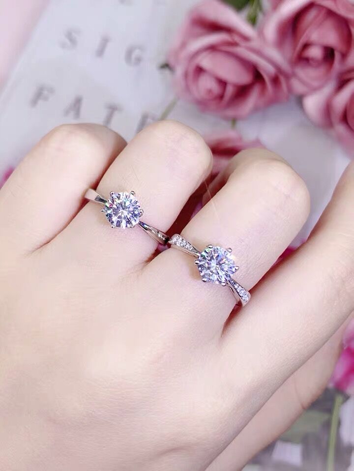 六爪一克拉莫桑石仿真钻戒女铂金男结婚对戒纯银开口情侣戒指一对 六爪一克拉莫桑石仿真钻戒女铂金男结婚对戒纯银开口情侣戒指一对