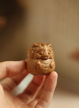 印度迈索尔老山檀香龙宝宝摆件立体雕刻手把件文玩木雕把玩件送礼