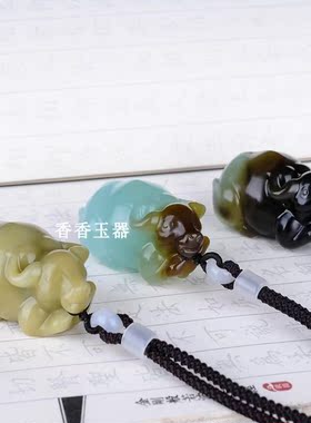 天然新疆和田玉糖料玉牛手把件