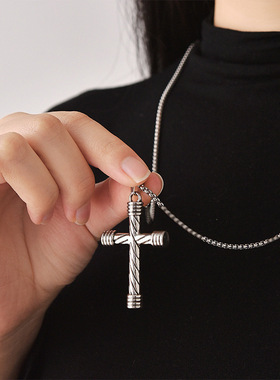 欧美复古十字架钛钢项链男士百搭个性嘻哈吊坠潮流衣服配饰品