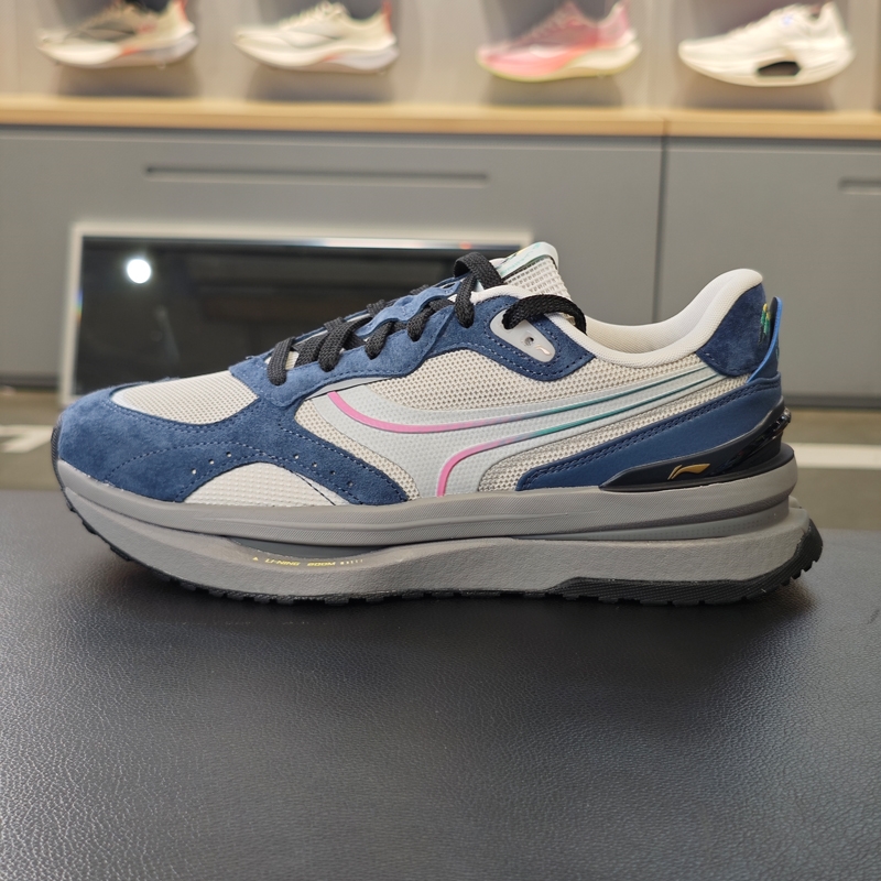 李宁“以我为名”2024征荣配色男子轻量高回弹经典休闲鞋AGCU445 - 图1