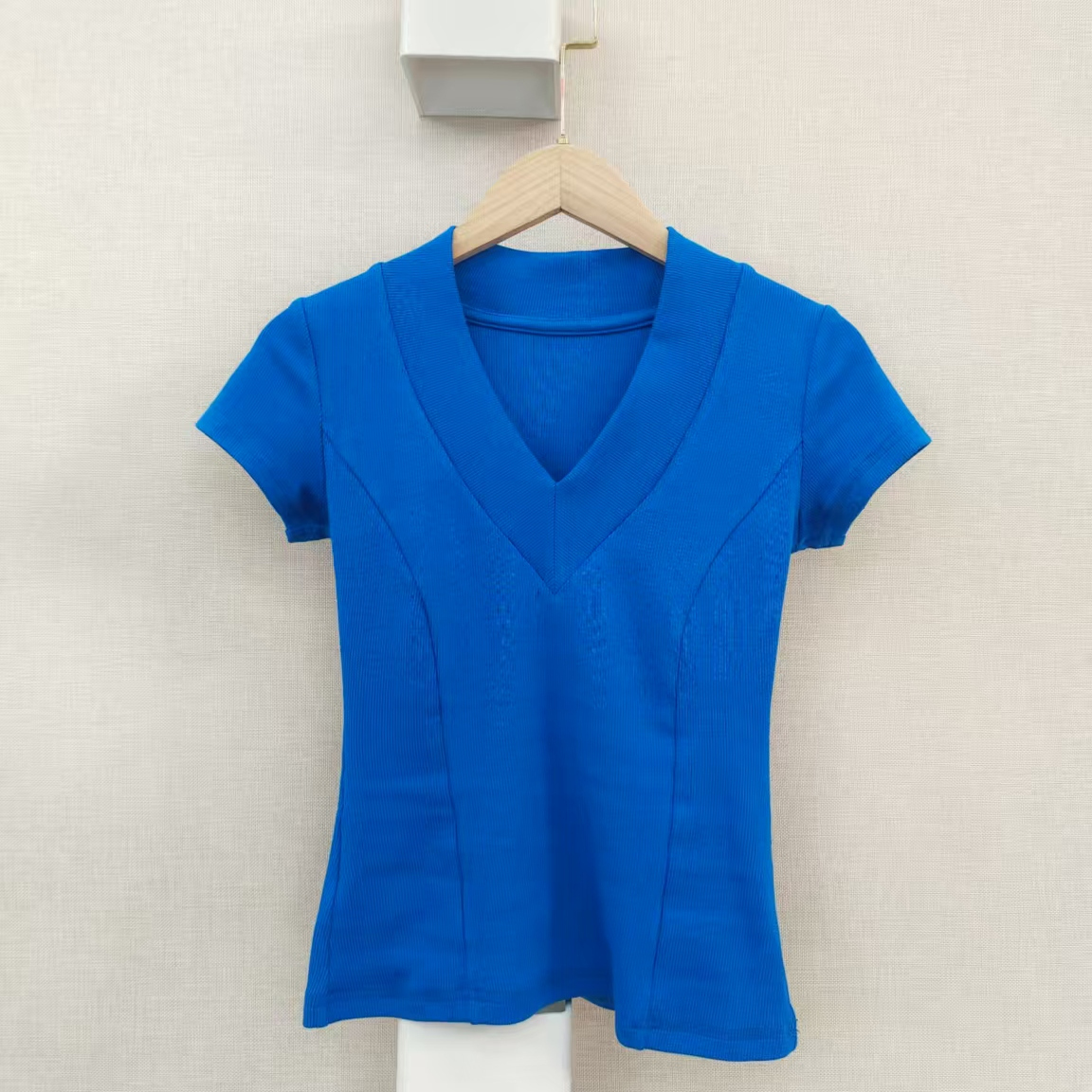 深v修身短袖T恤 - 图0