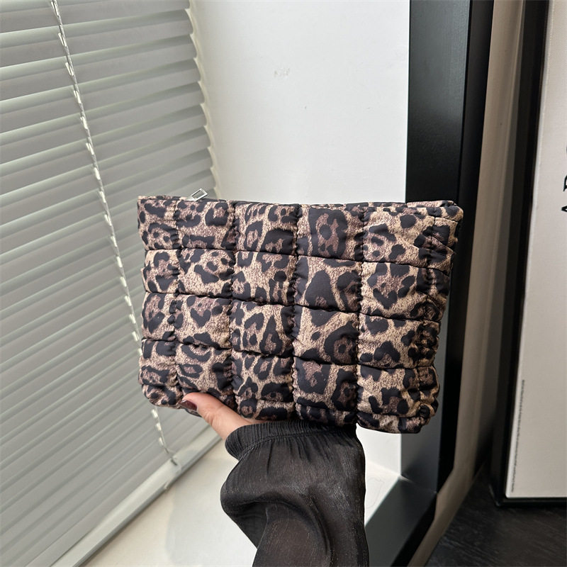 网红时尚褶皱零钱包2025春季新款洋气手拿包今年流行休闲包百搭女,淘宝优惠券,粉丝福利购,淘宝优惠卷