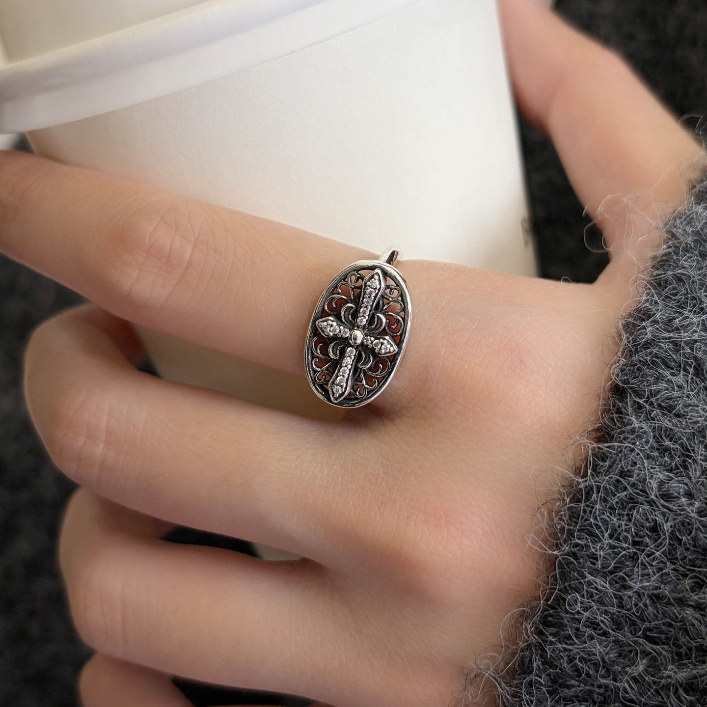 Niche cool retro oval hollow pattern cross ring for women new flower cross opening adjustable