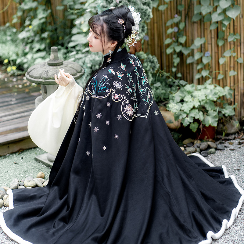 重回汉唐旗舰店重回汉唐念春归汉服女正品原创绣花重工刺绣加绒加厚披风斗篷冬款1