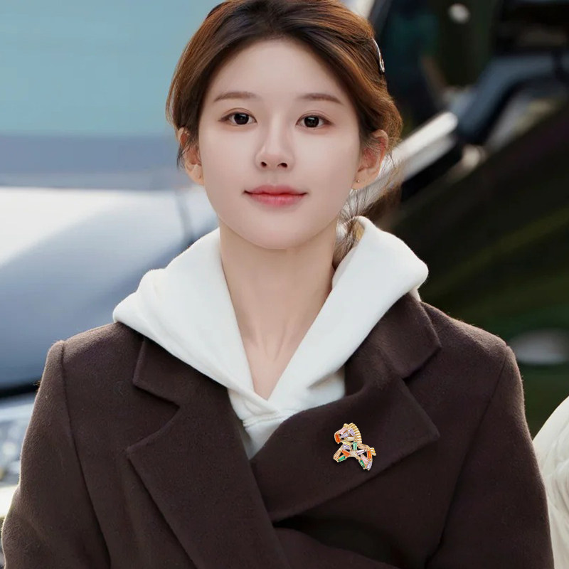 可爱小马胸针女彩色气质高级感新年新款别针毛衣大衣小众设计配饰,淘宝优惠券,粉丝福利购,淘宝优惠卷