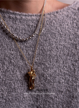 安小柏◆拥抱爱人 巧妙设计精工欧美小众金色毛衣链人形项链情侣