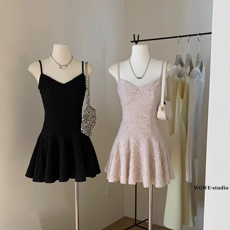 今年流行性感辣妹吊带连衣裙独特漂亮设计感收腰修身a字短裙子夏 - 图0