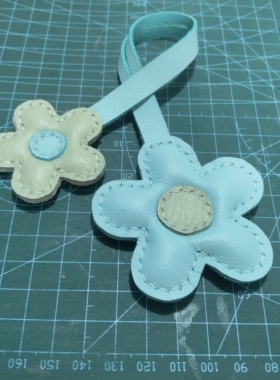 手工真皮撞色双生花钥匙扣 可爱双生花 包包挂饰