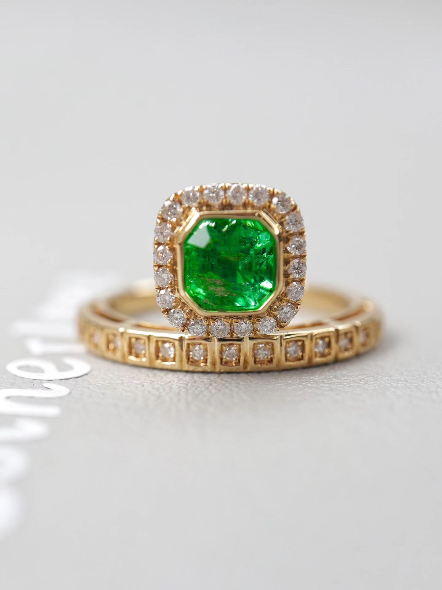 1 carat natural emerald ring, 18k gold natural diamond, clean crystal with good brilliance, exquisite style and versatile