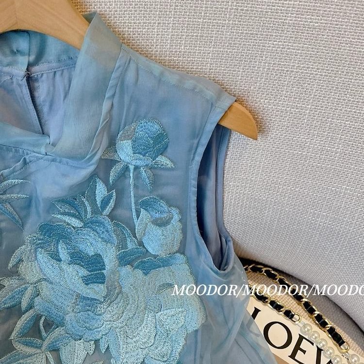 新中式国风重工刺绣马甲背心女夏季设计感立领盘扣宽松小开衫上衣 - 图0