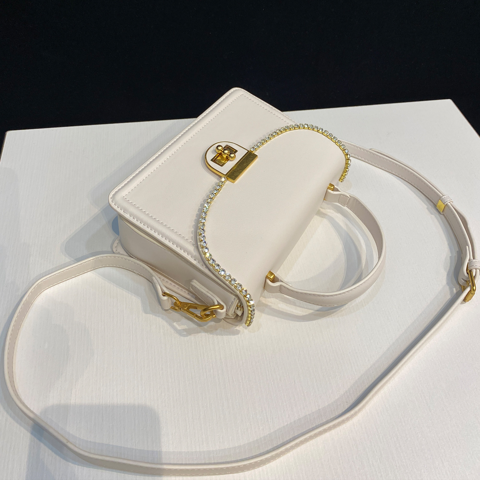 白色包包女2025新款女包小众设计高级感手提包斜挎水钻小方包百搭,淘宝优惠券,粉丝福利购,淘宝优惠卷