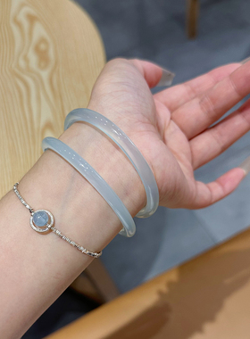 圆条蓝色玉手镯玛瑙少女