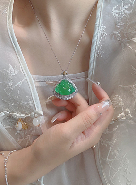 满绿弥勒佛天然吊坠玛瑙