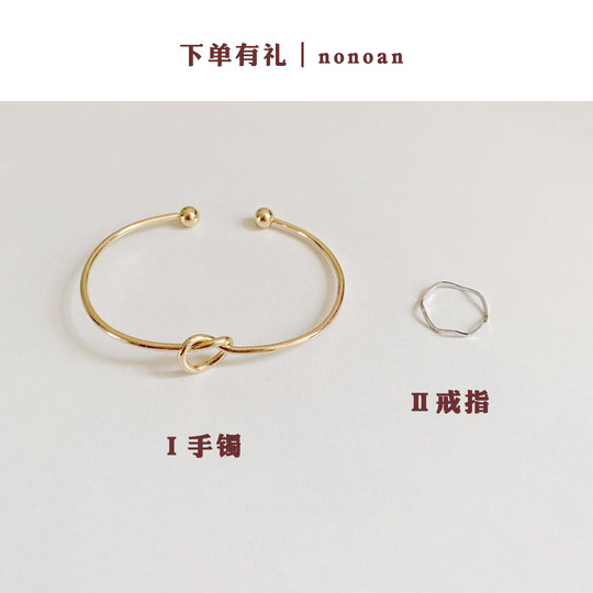 Простой ретро-стиль, бесплатные браслеты и кольца.