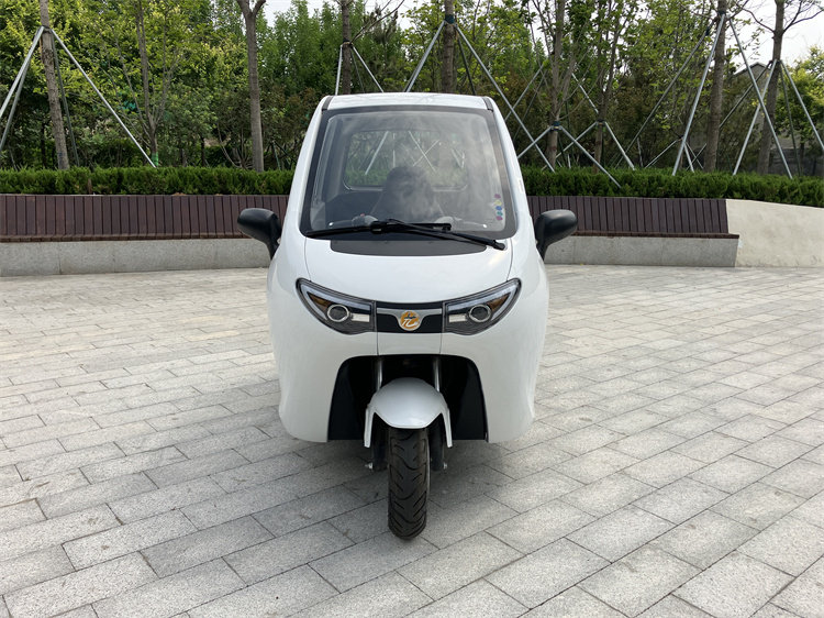 残疾人三轮摩托车 全封闭助残机动轮椅车 燃油三轮载客摩托残疾车