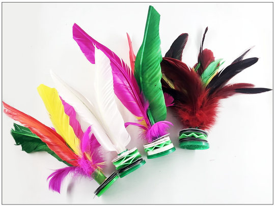 Красочный волан из гусиных перьев для спортивных и фитнес-соревнований среднего и старшего возраста.