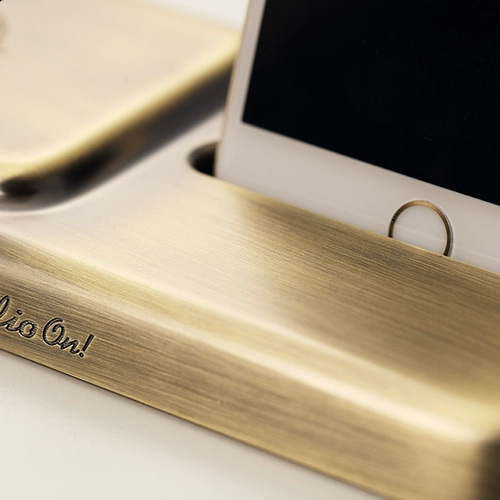 猫王音响 MKF-009 Little Prince Radio Metal Land Mobile Smedie Desktop Swing Support Shelf