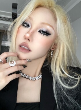 百搭简约字母耳环少女