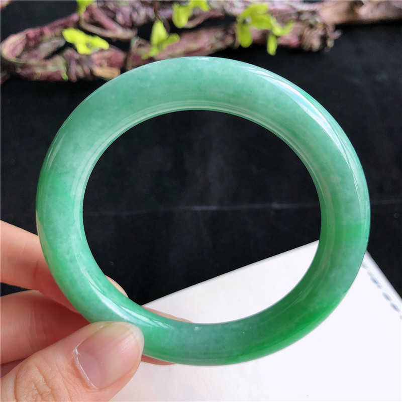 11月新品 天然翡翠58圈口冰糯种阳绿底色圆条手镯正品3B71105 - 图2
