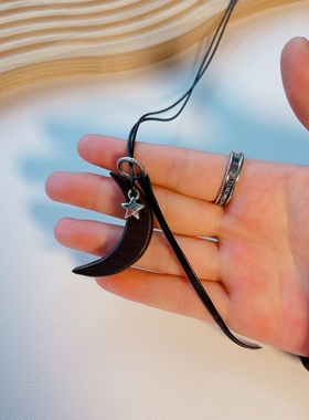 檀木月亮长款皮绳项链女设计感