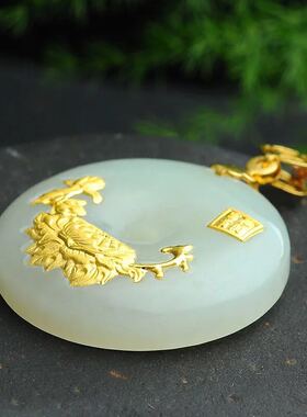 天然和田玉花开富贵带证书吊坠