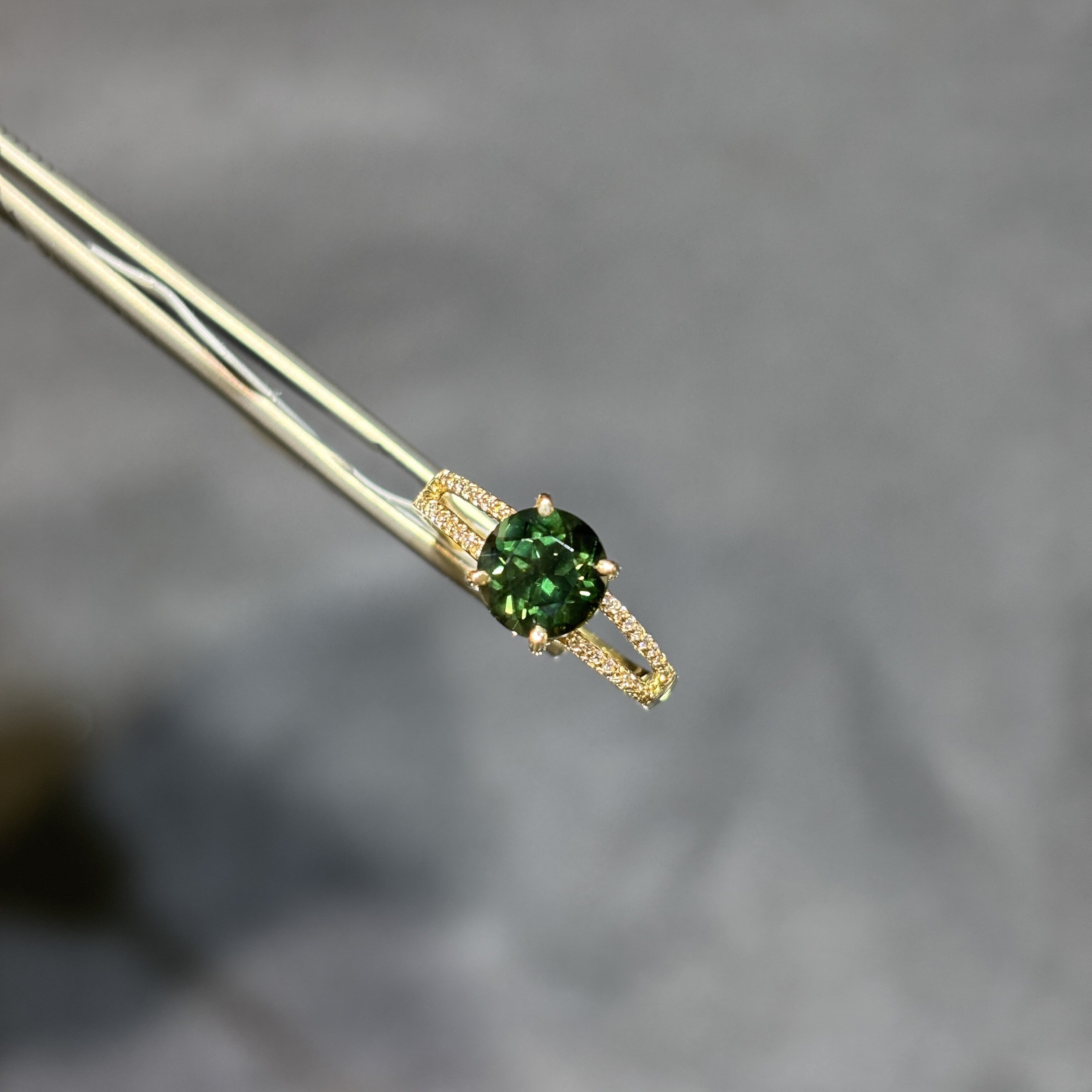 18k gold natural green sapphire ring with zircon