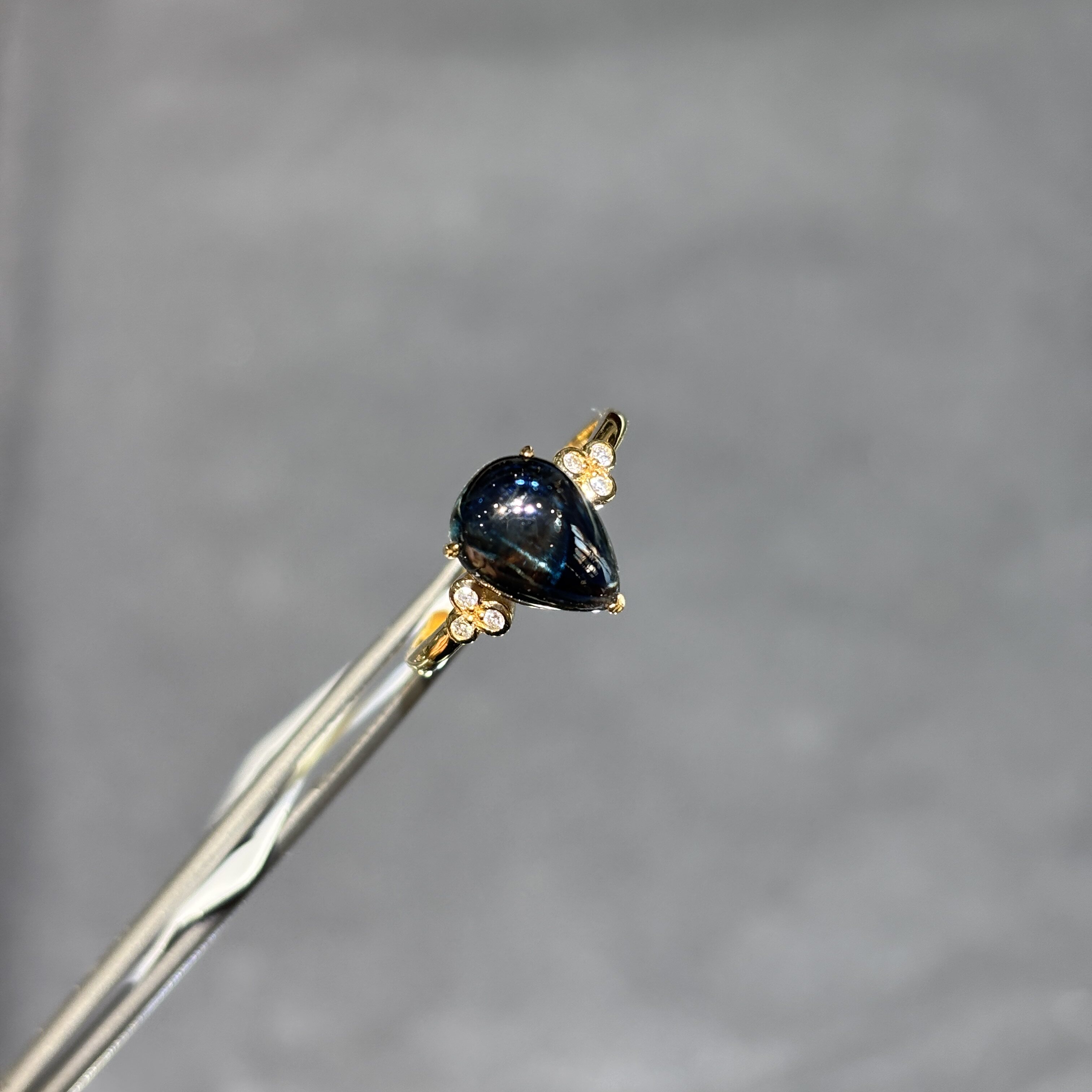 18k gold natural pear-shaped sapphire ring