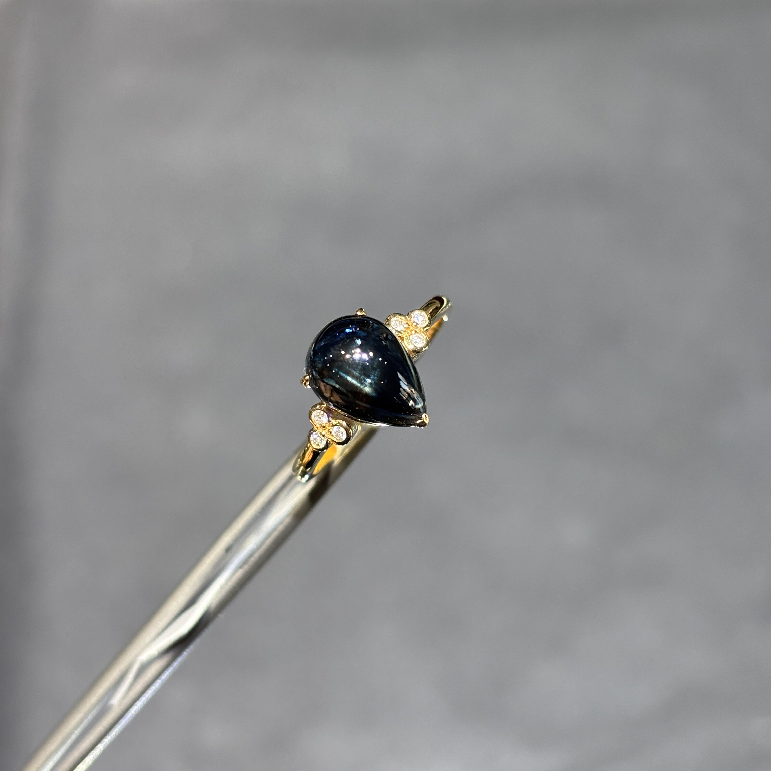 18k gold natural pear-shaped sapphire ring