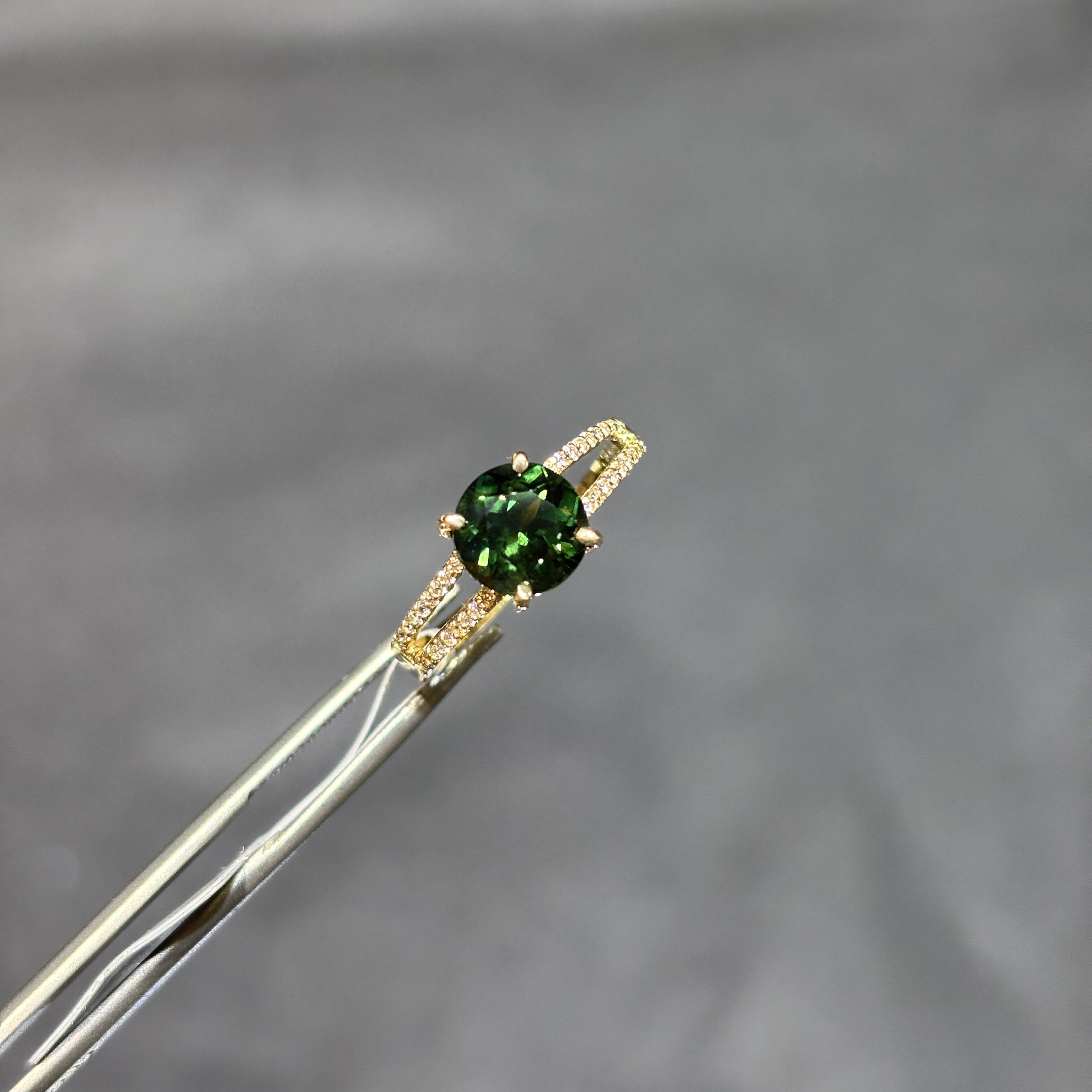18k gold natural green sapphire ring with zircon