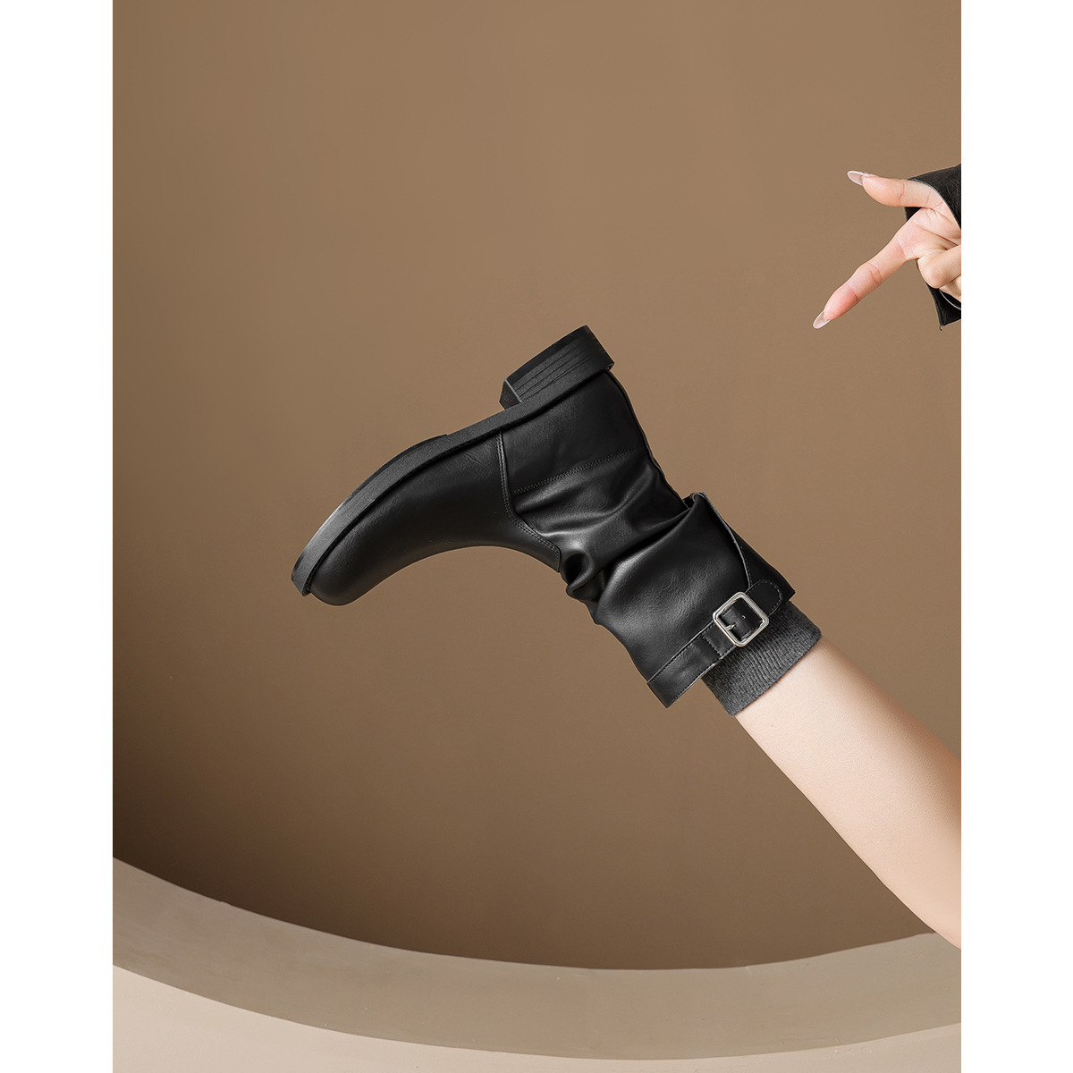 威威女郎 5732-3复古英伦风马丁靴女秋冬新款时尚气质套筒皱皱靴 - 图1