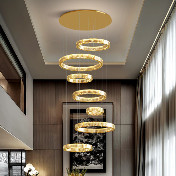 Large crystal chandelier in the middle floor of the modern minimalist living room