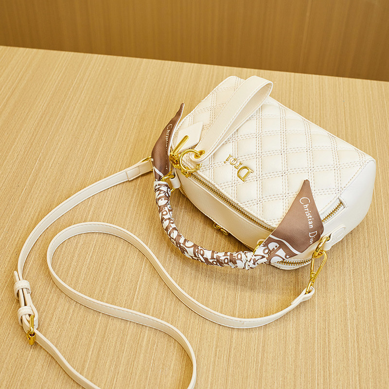 香港真皮小香风包包女2025新款时尚菱格手提包高级感单肩斜挎包包,淘宝优惠券,粉丝福利购,淘宝优惠卷