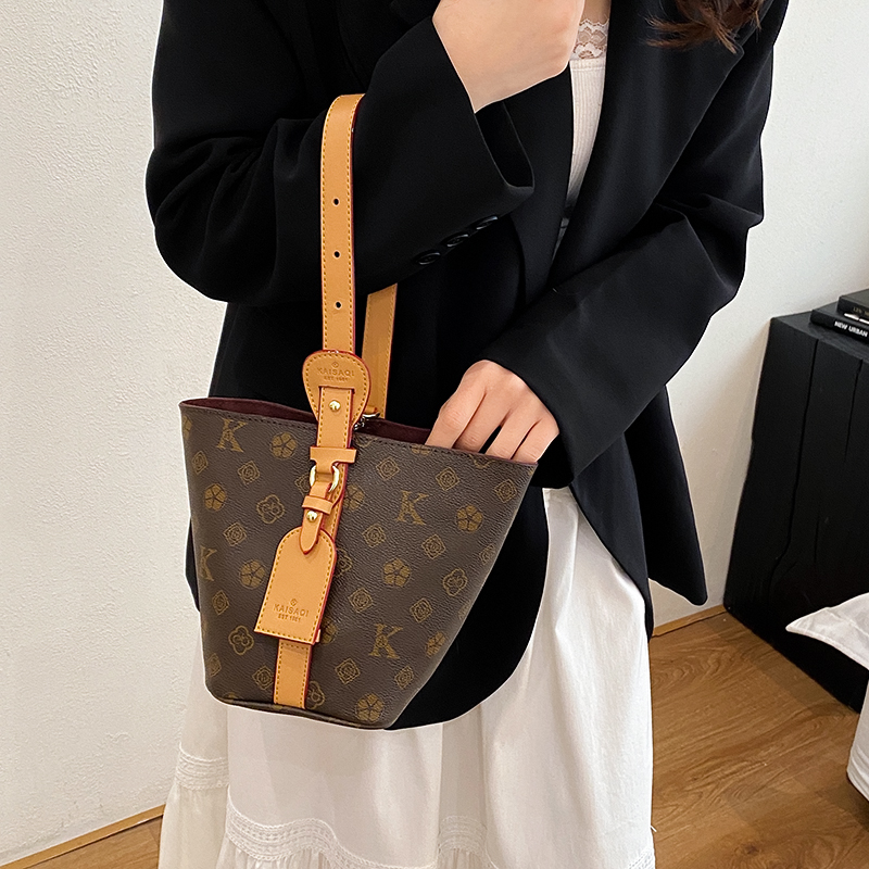 高级感包包女式2025新款小众爆款老花腋下水桶小包百搭单肩斜挎包 - 图1