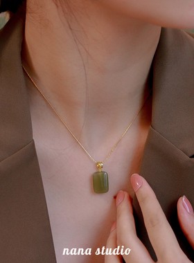 仿和田玉石项链女款方糖平安无事牌吊坠高级设计感小众春夏锁骨链