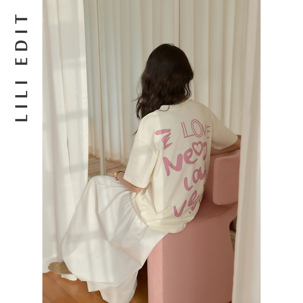 LILI EDIT/红靴子印花减龄显瘦T恤女夏季小个子宽松短袖休闲上衣-图0