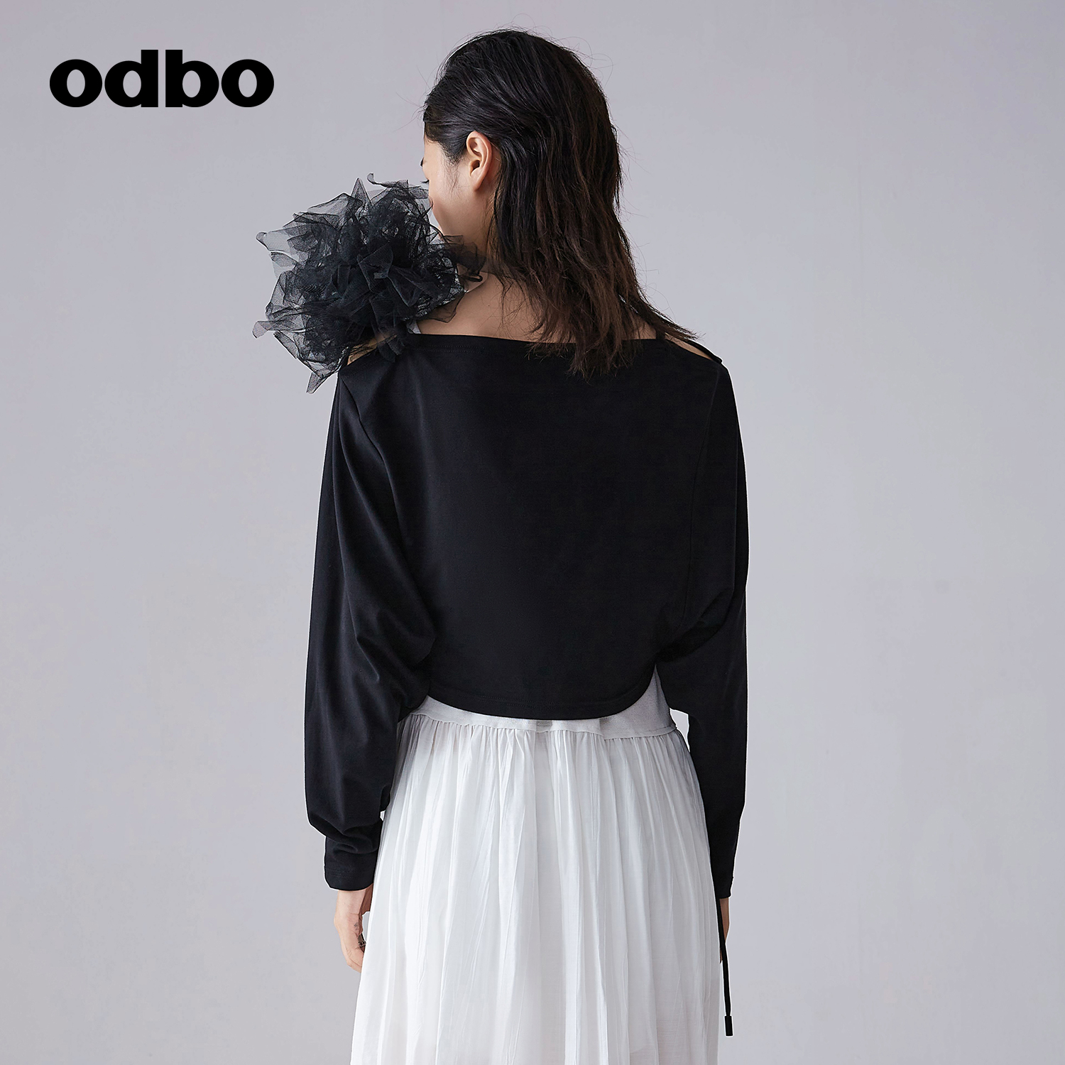 odbo/欧迪比欧原创设计感高端精致网纱胸针T恤女早秋2023新款上衣