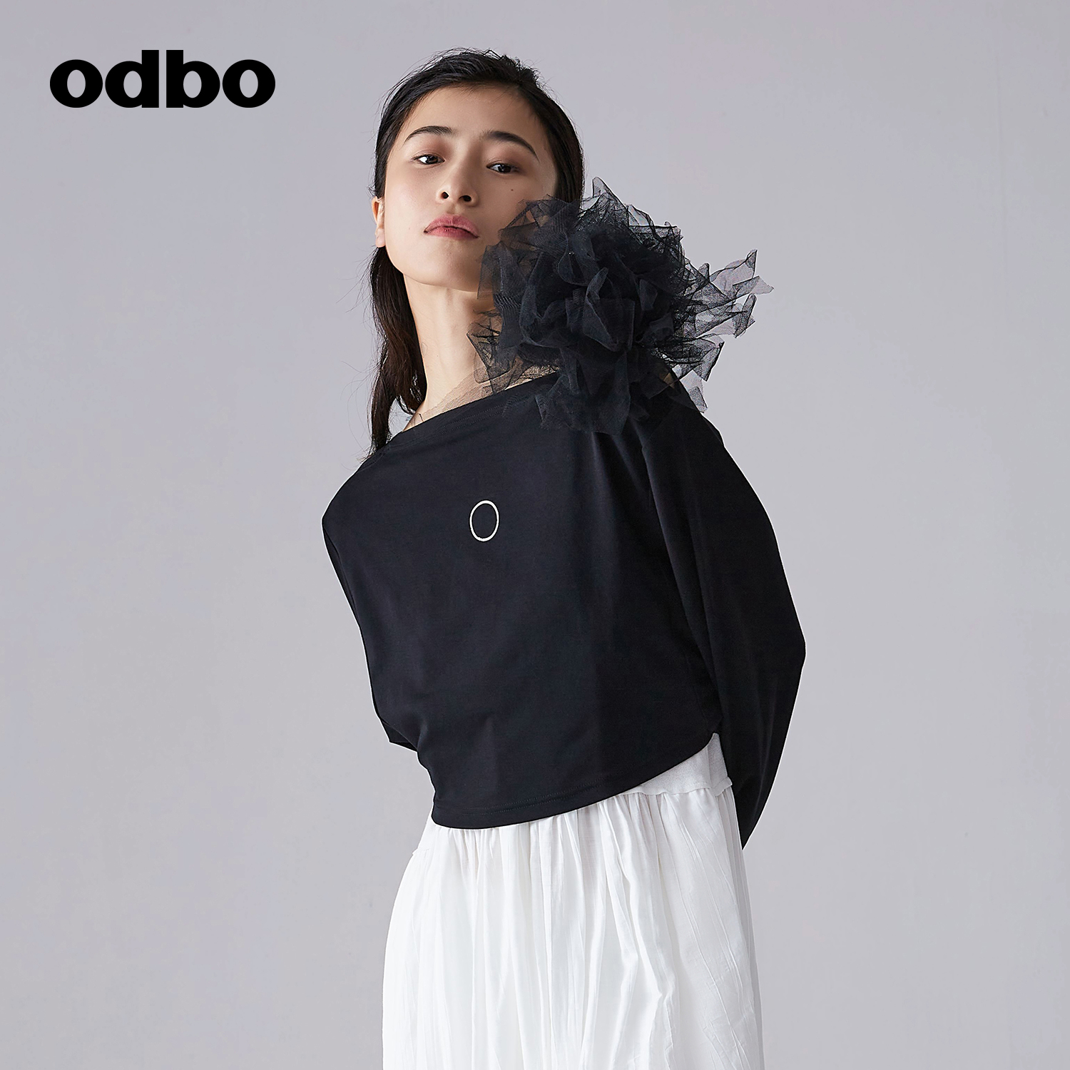 odbo/欧迪比欧原创设计感高端精致网纱胸针T恤女早秋2023新款上衣