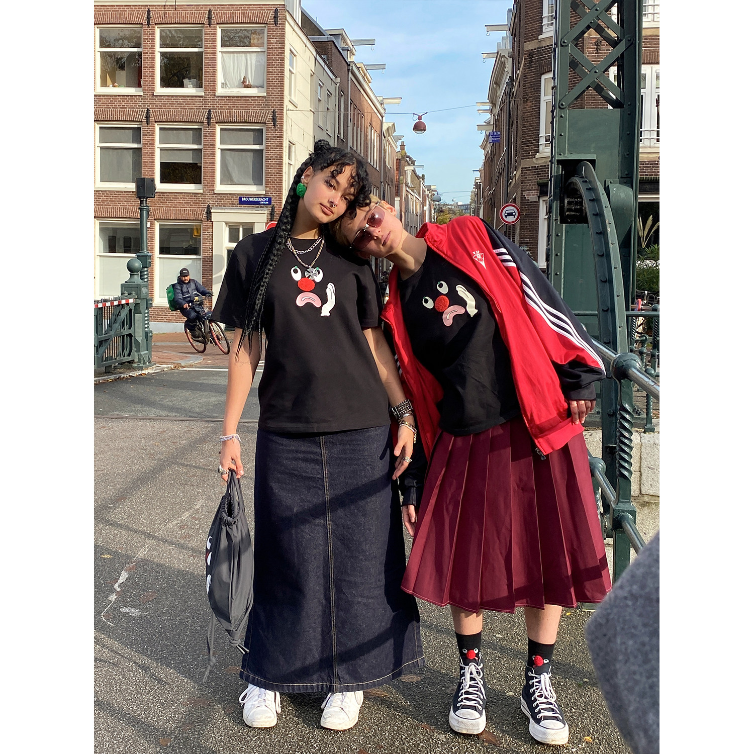 Studio1till8 “心事系列”牙痛红鼻子重磅精梳棉短袖正肩T恤女 - 图1